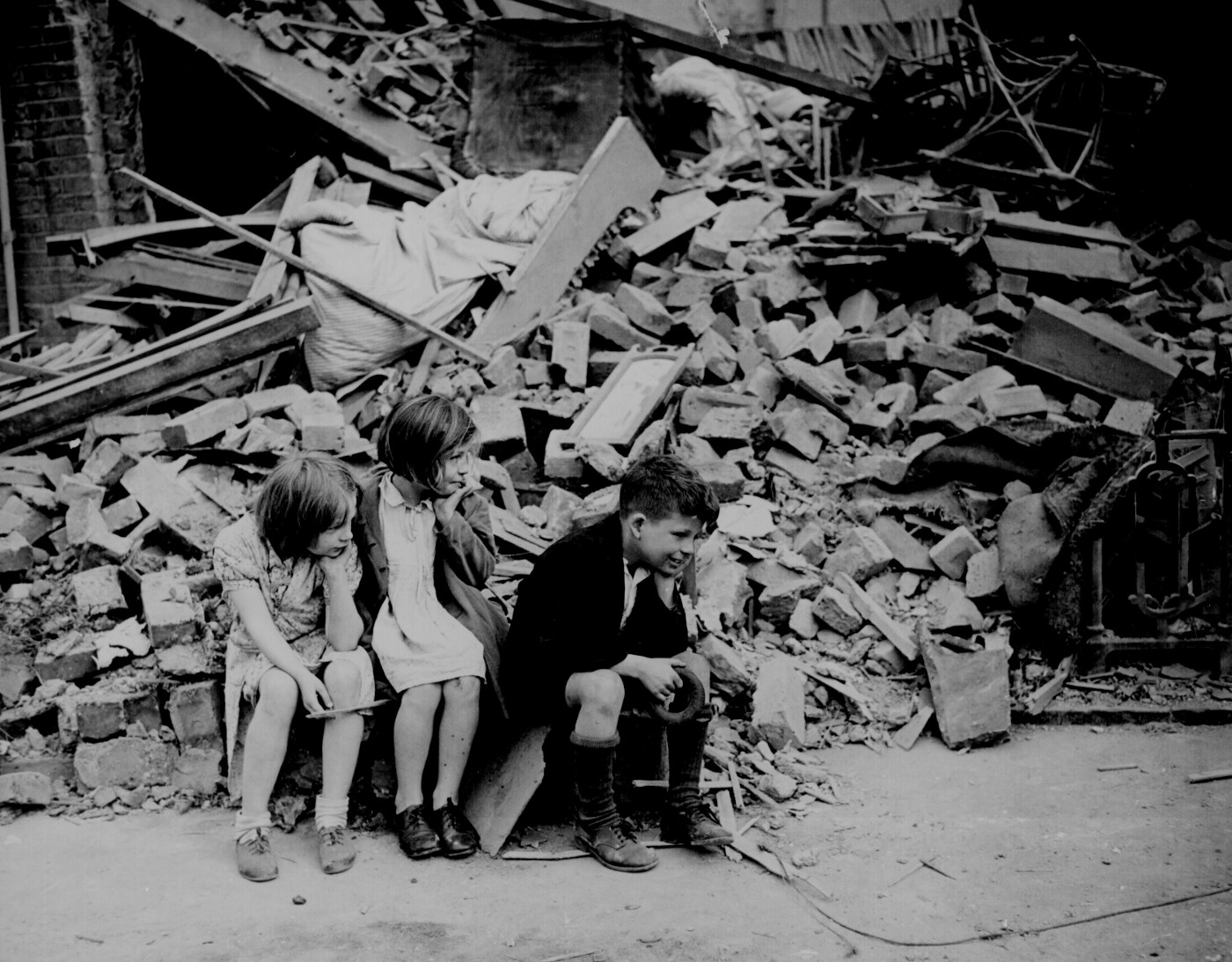 10 - Children and ruins of their home in London.jpg